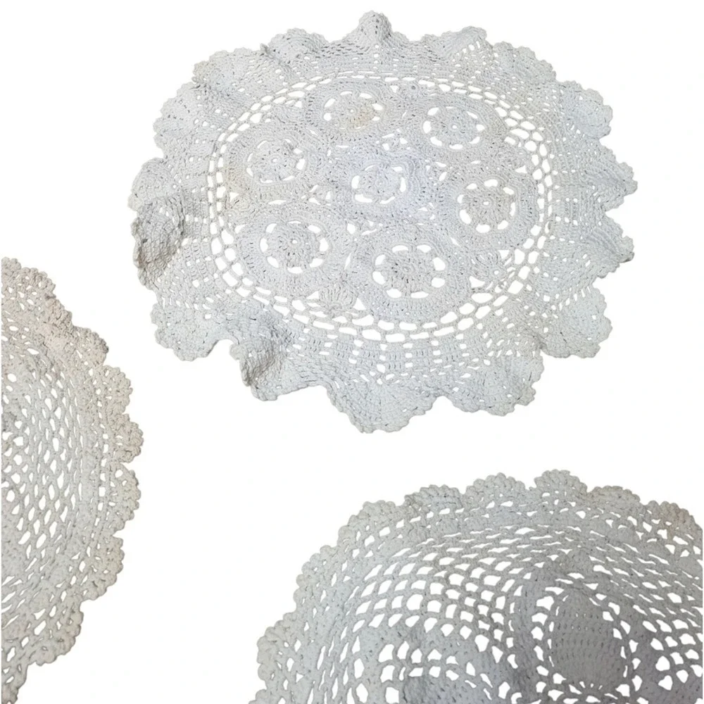 Elegant White Floral Scalloped Crochet Doilies Set